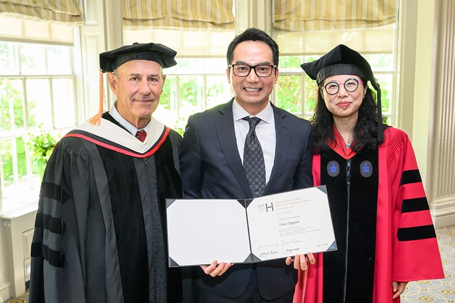 Vince Nguyễn graduating the AMDP and holding his certificate.